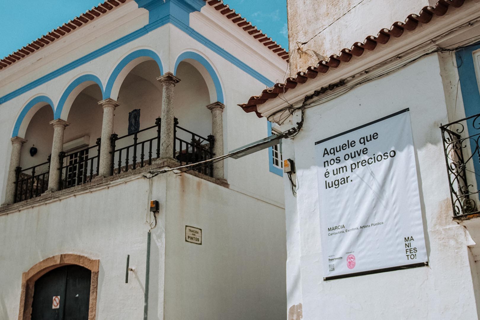 “O MANIFESTO é uma manifestação de rua, em forma de palavra, prosa ou poesia. É uma manifestação de afeto ou pensamento.