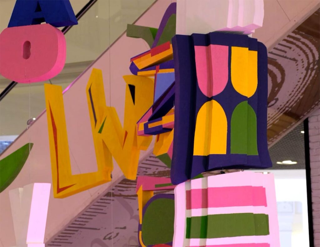 Azul Cale é uma peça de arte coletiva, composta por mais de 50 peças individuais, construídas em diferentes materiais e expostas ao longo de 25 metros suspensos.